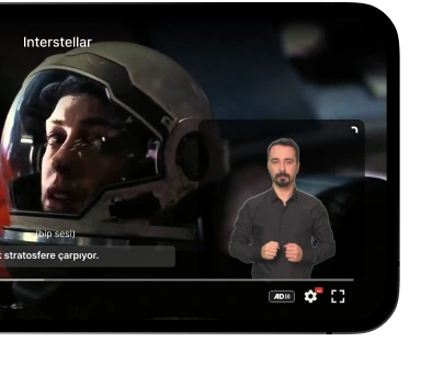 Görselde Interstellar filminden bir sahne, uzay giysili bir karakter ve (bip sesi) ile Armance is hitting stratosphere yazan bir altyazı yer alıyor. Ayrıca bir ekranın önünde duran ve muhtemelen yorum veya analiz yapan bir kişi de var.